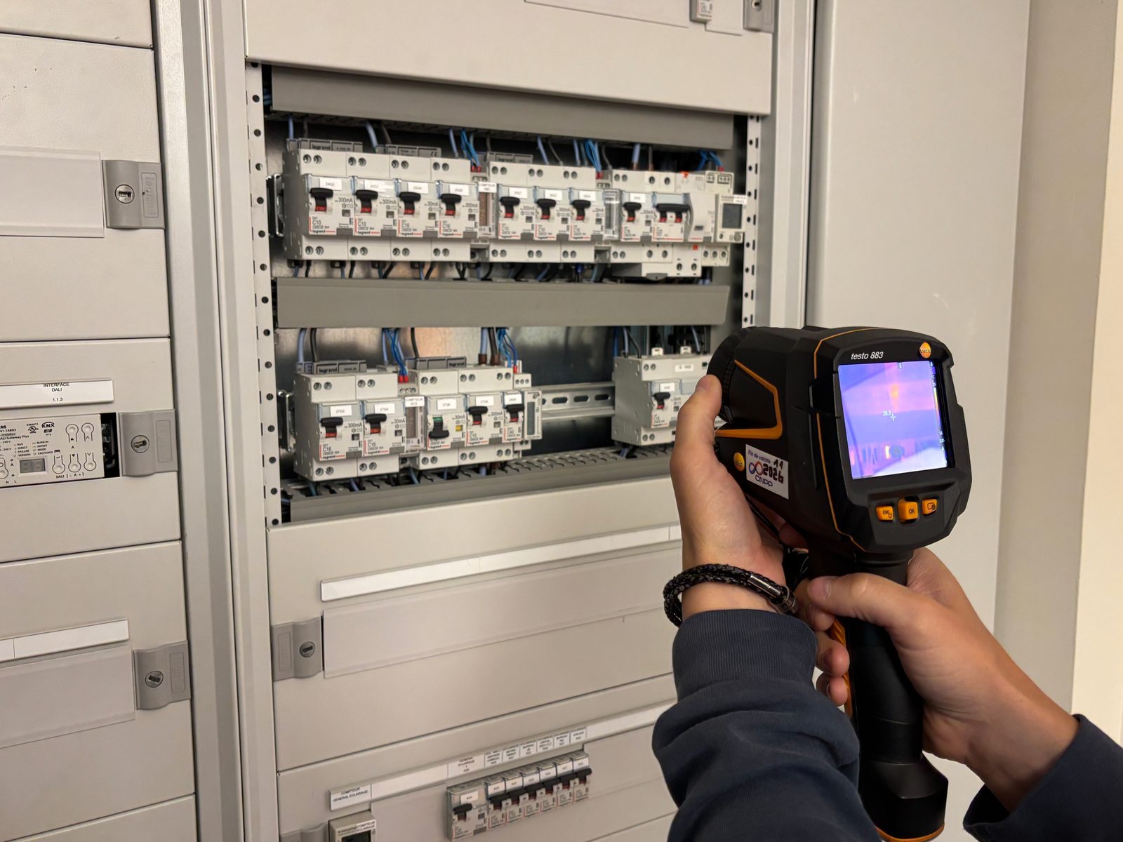 Contrôle d'une armoire électrique par thermographie infrarouge