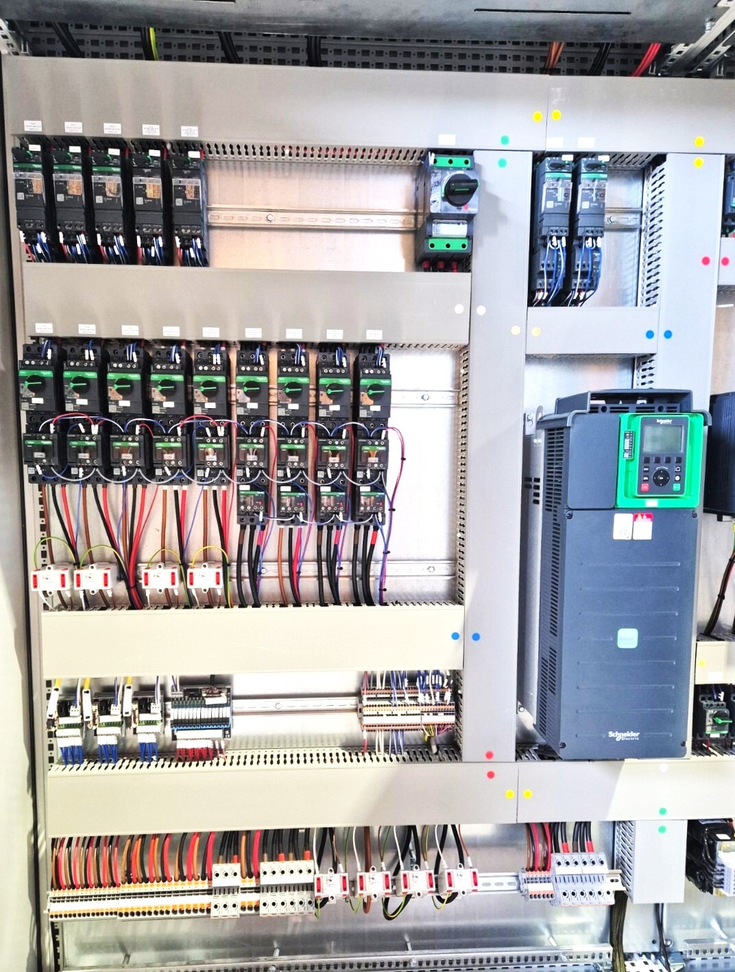 Armoire électrique câblée : disjoncteurs, variateur et raccordements